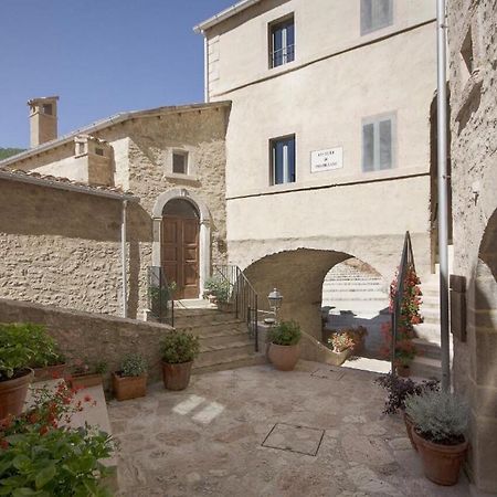 Castello Di Postignano Hotell Sellano Exteriör bild